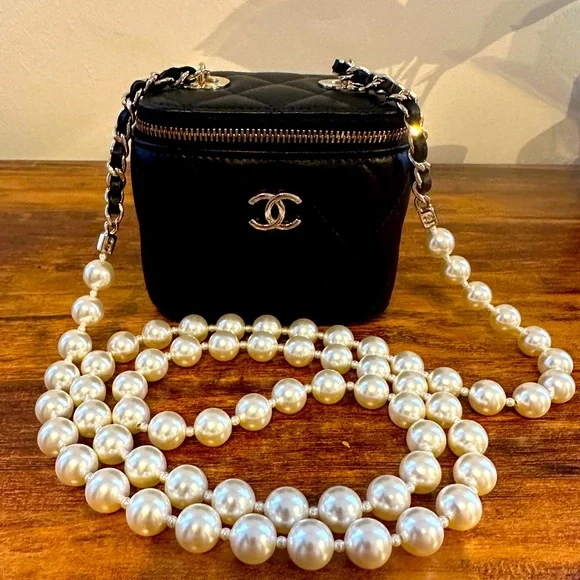 Chanel never worn vanity bag with pearl - Picture 1 of 12